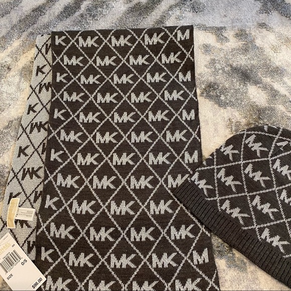 Michael Kors Scarf Hat Gift Set - Picture 8 of 9